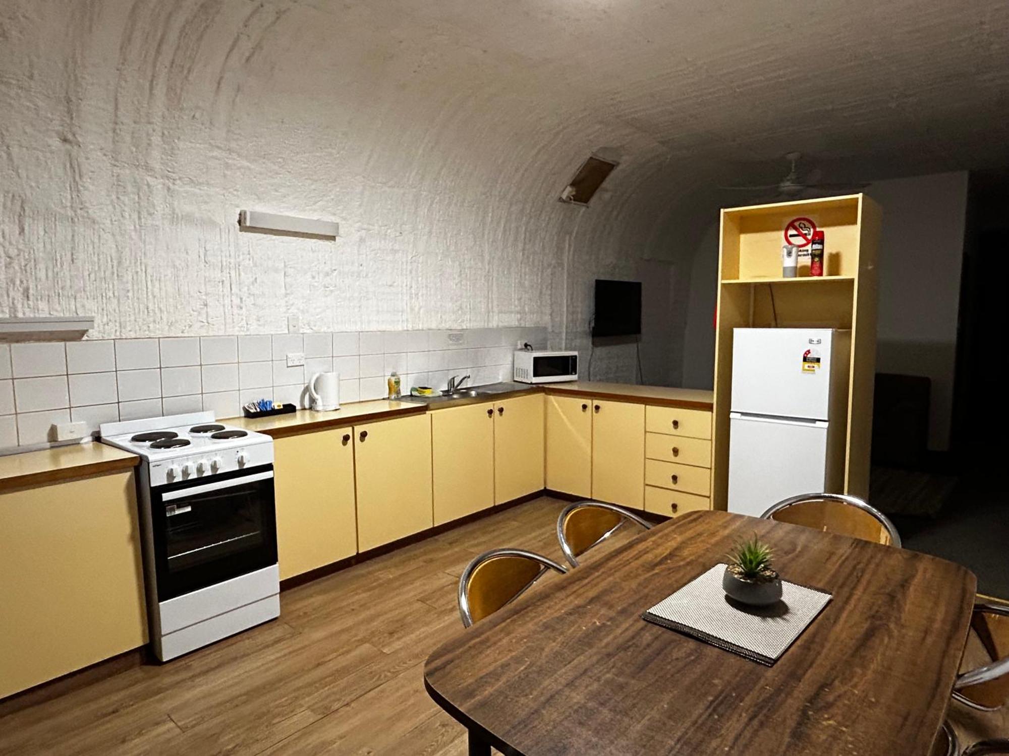 Desert View Apartments Coober Pedy Buitenkant foto